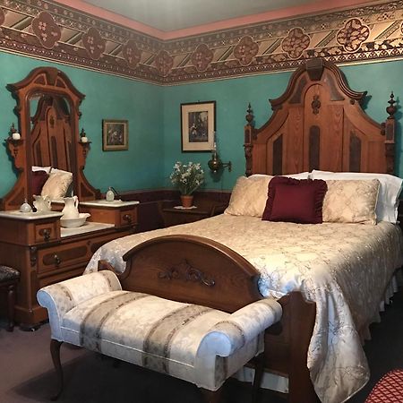 Grand Victorian B&B Inn Bellaire Стая снимка