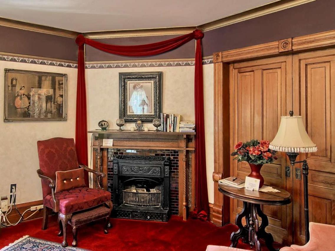 Grand Victorian B&B Inn Bellaire Стая снимка