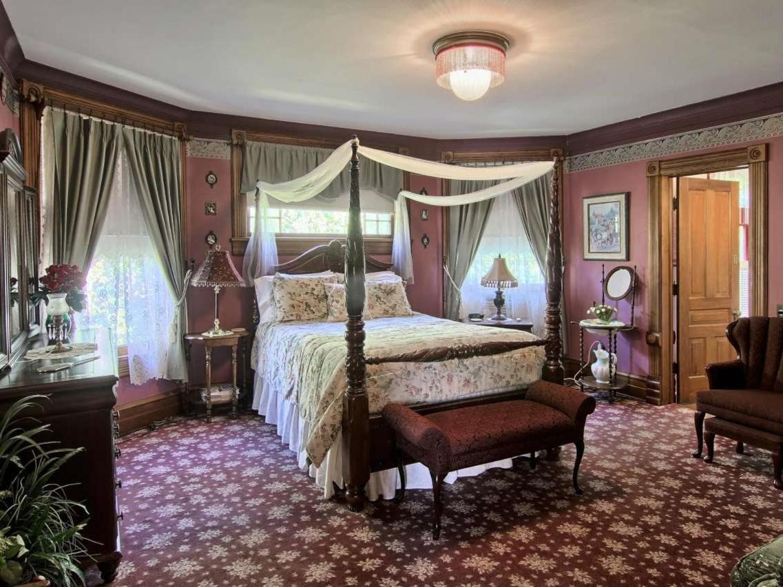 Grand Victorian B&B Inn Bellaire Стая снимка