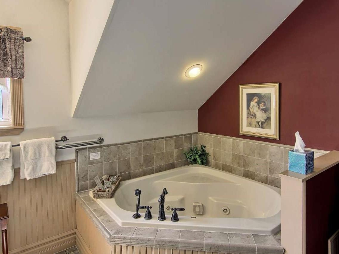 Grand Victorian B&B Inn Bellaire Стая снимка