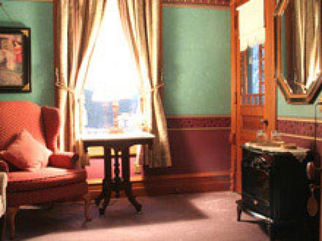 Grand Victorian B&B Inn Bellaire Стая снимка
