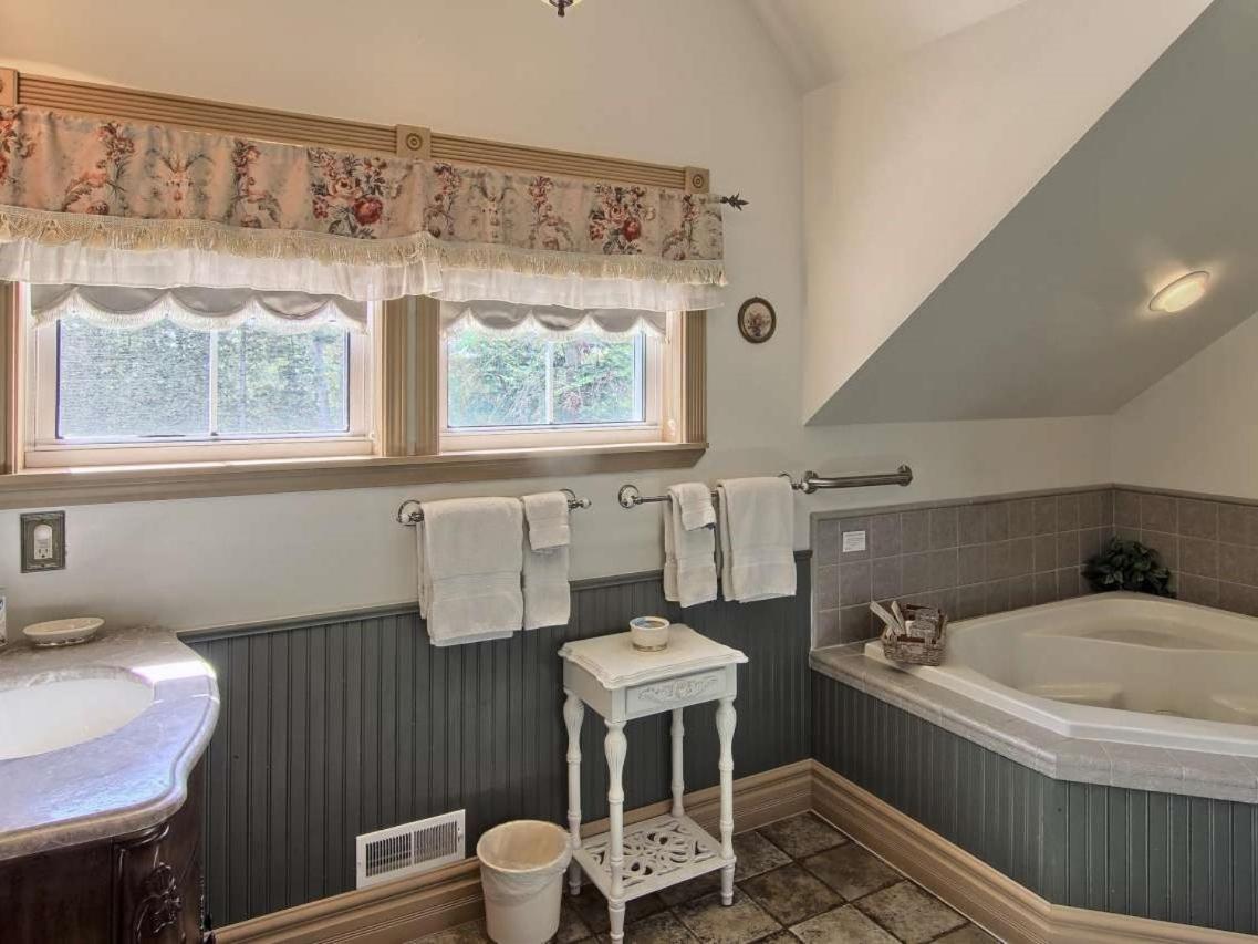 Grand Victorian B&B Inn Bellaire Стая снимка