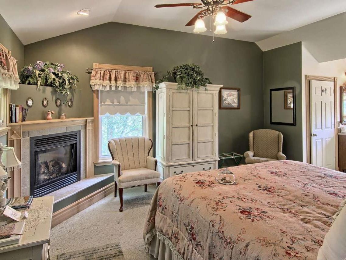 Grand Victorian B&B Inn Bellaire Стая снимка