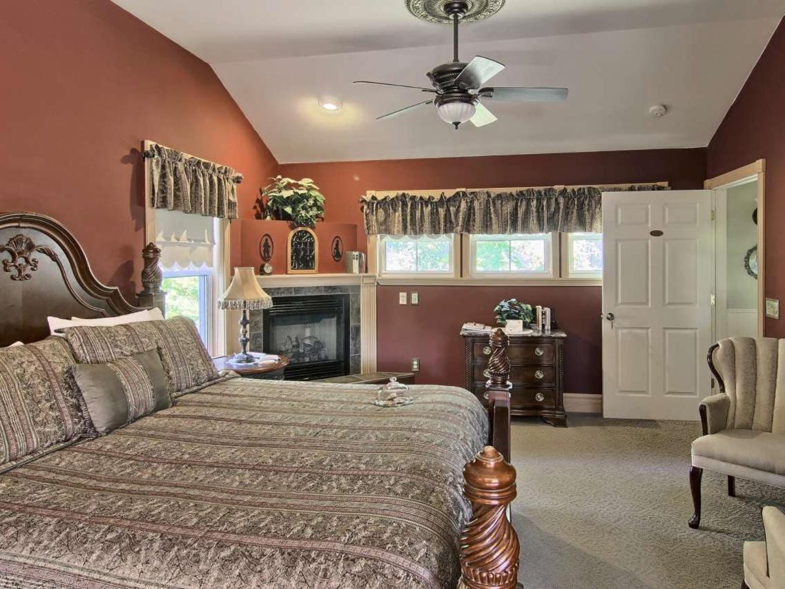 Grand Victorian B&B Inn Bellaire Стая снимка