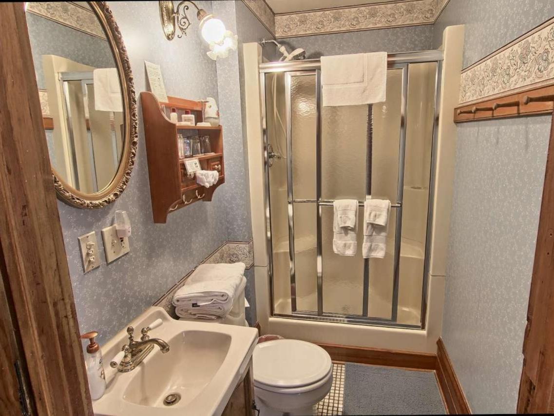 Grand Victorian B&B Inn Bellaire Стая снимка
